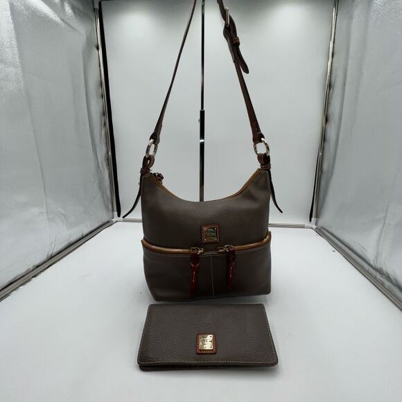 Dooney & Bourke Pebble Grain Zipper Pocket Sac with matching Wallet - Picture 1 of 16